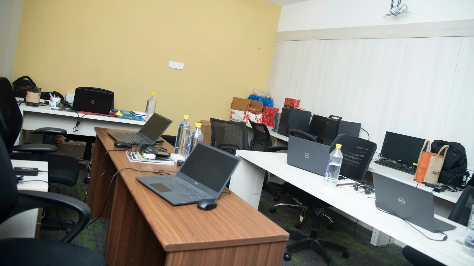 Professionals collaborating at Fun@Work’s Bhubaneswar coworking space in Saheed Nagar & Hanspal Square, featuring modern desks and lively community vibes.